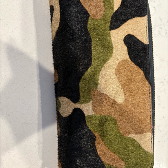 MICHAEL KORS zip around wallet. - Picture 2 of 4